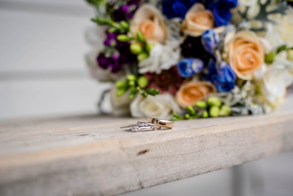 Macro shot of wedding rings and bridal bouquet
